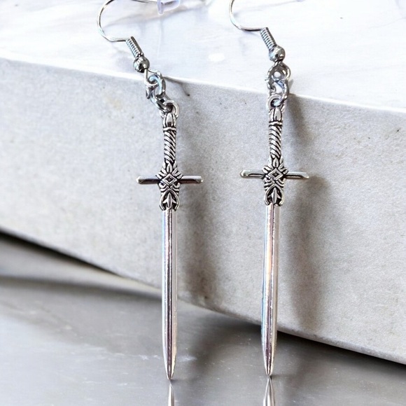 Dungeons and Dragons Silver toned Sword Earrings Rold Playing Goth Unisex - Picture 4 of 17
